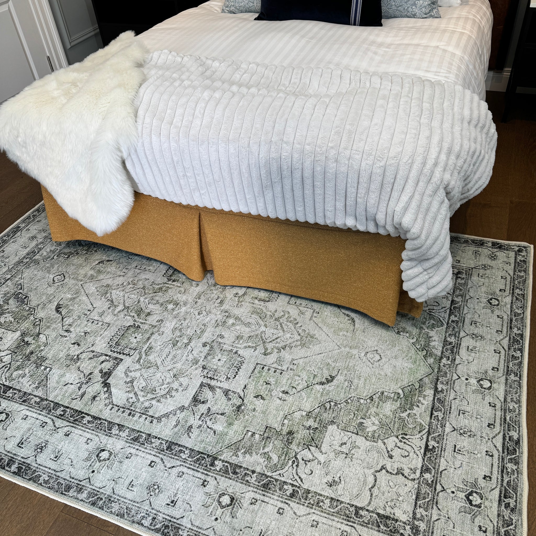 Flatwoven Washable Light Green Bordered Area Rug - Rumi