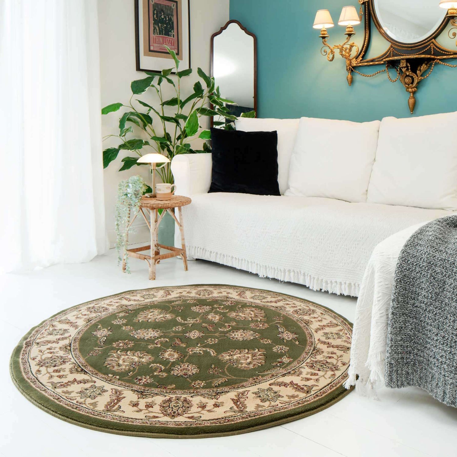 Traditional Green Motif Bordered Round Rug