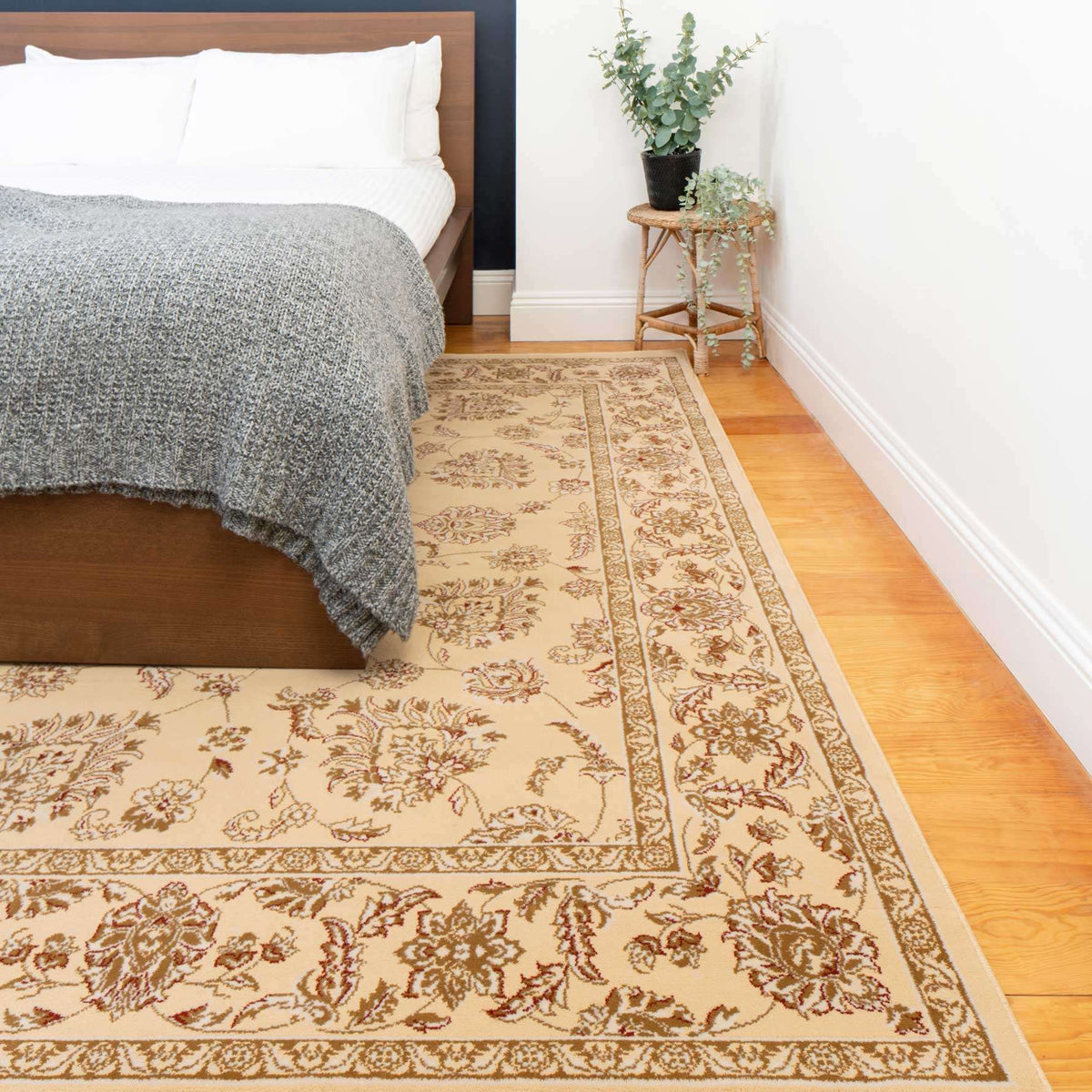 Traditional Cream Motif Bordered Rug