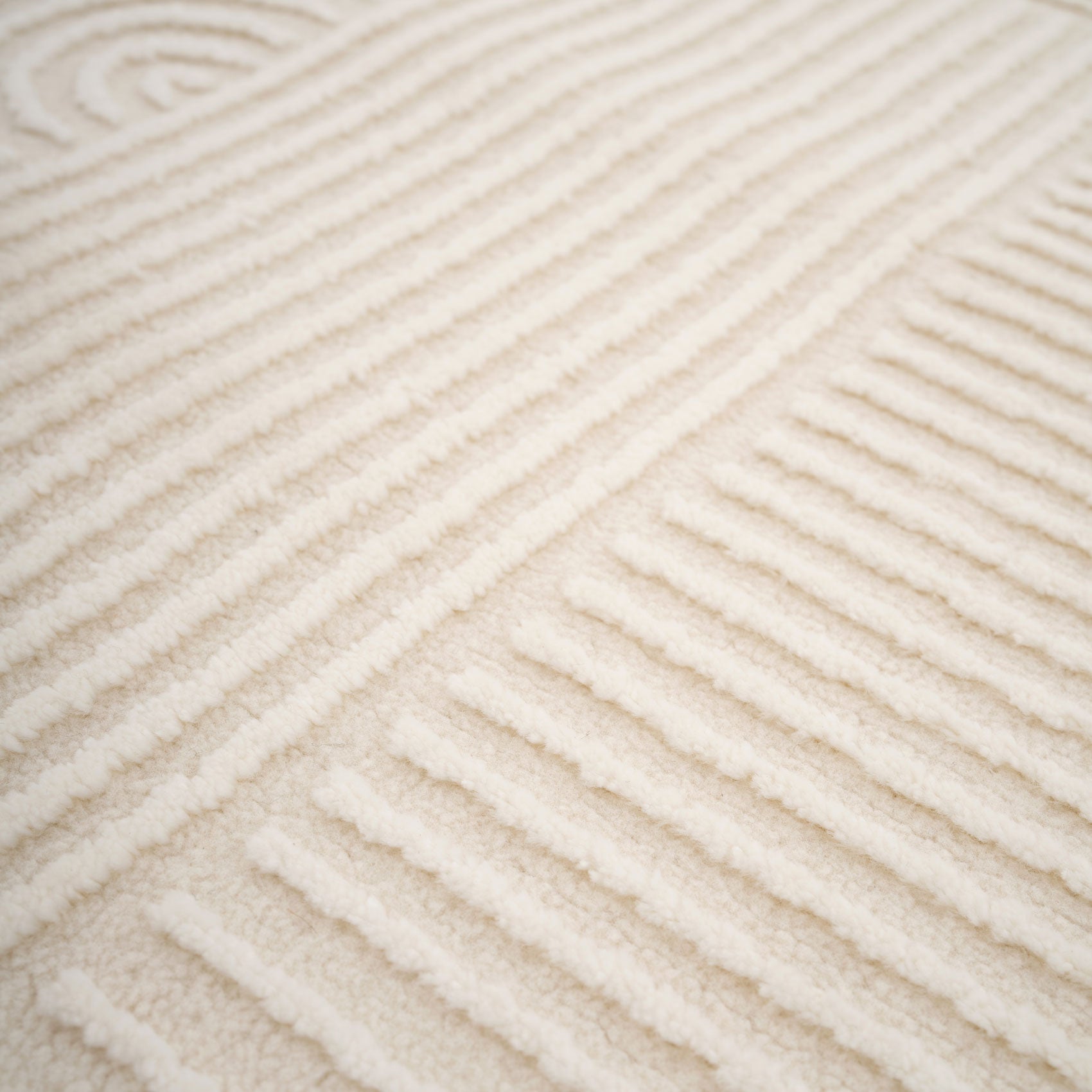 Luxury Retro Cream Rug - Escape